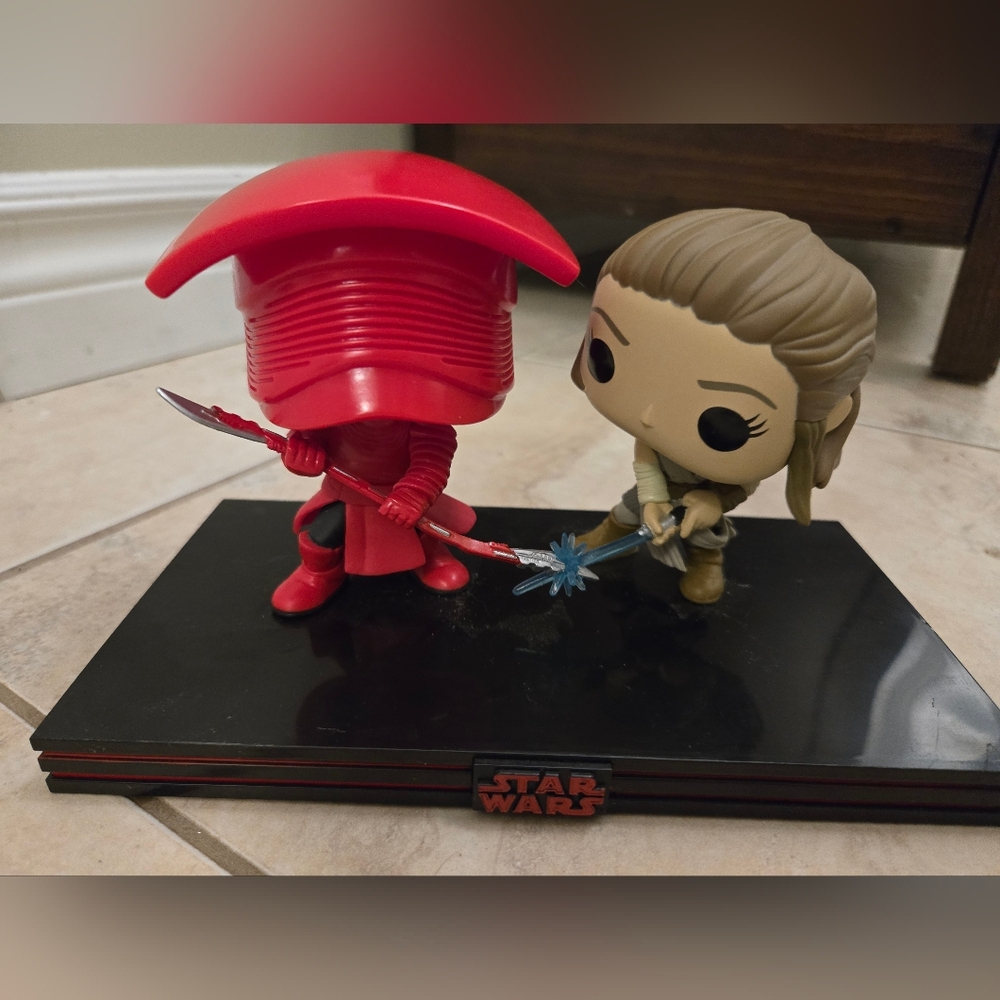 Funko Pop! Movie Moment: Star Wars #264 - Rey vs. Praetorian Guard